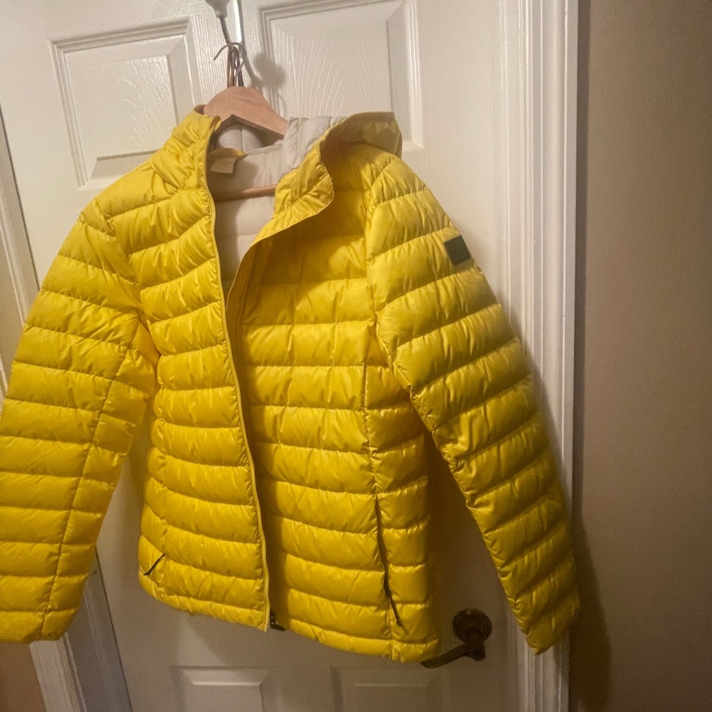Lole women’s or youth super light down yellow jacket size small.